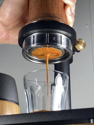Aram Espresso Maker + Stahlständer (rötliches Holz)